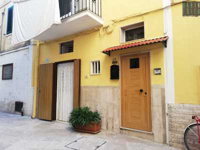 I figli Michele e Luciano ci indicano la casa dove la donna ha abitato per anni, situata in un vicolo che porta ai ruderi di Santa Maria del Buonconsiglio